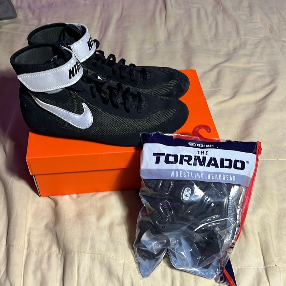 NIKE SPEEDSWEEP VII WRESTLING SHOES AND HEADGEAR BUNDLE